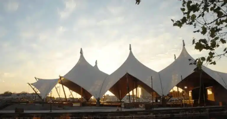 Standar Emas Konstruksi: Mengapa Atap Tensile Membrane Adalah Investasi Strategis untuk Lapangan Padel & Olahraga